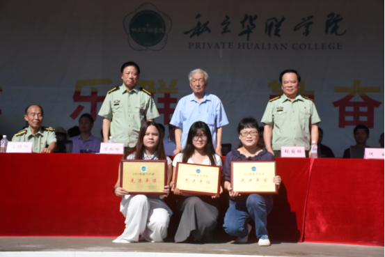 迷彩“点燃”青春—— 直击2025级新生军训成果汇报表演