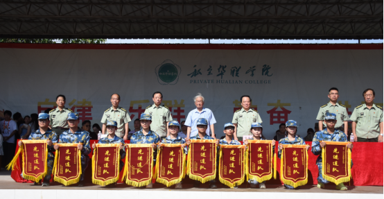 迷彩“点燃”青春—— 直击2025级新生军训成果汇报表演