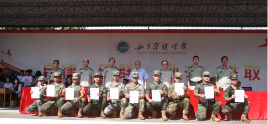 迷彩“点燃”青春—— 直击2025级新生军训成果汇报表演