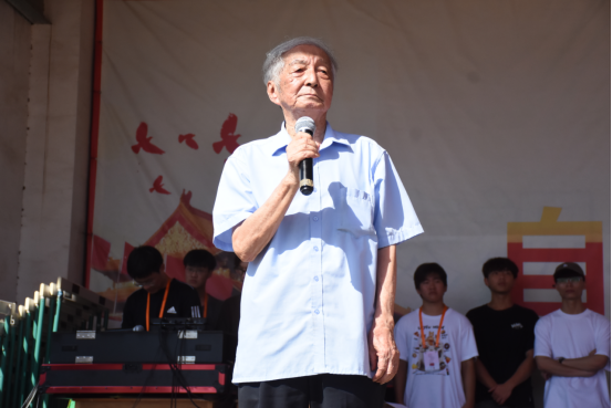 迷彩“点燃”青春—— 直击2025级新生军训成果汇报表演