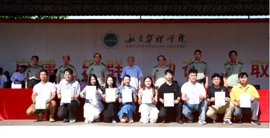 迷彩“点燃”青春—— 直击2025级新生军训成果汇报表演