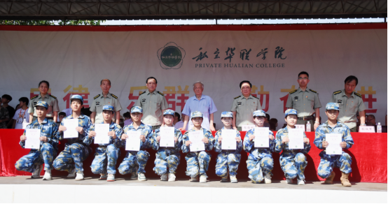 迷彩“点燃”青春—— 直击2025级新生军训成果汇报表演