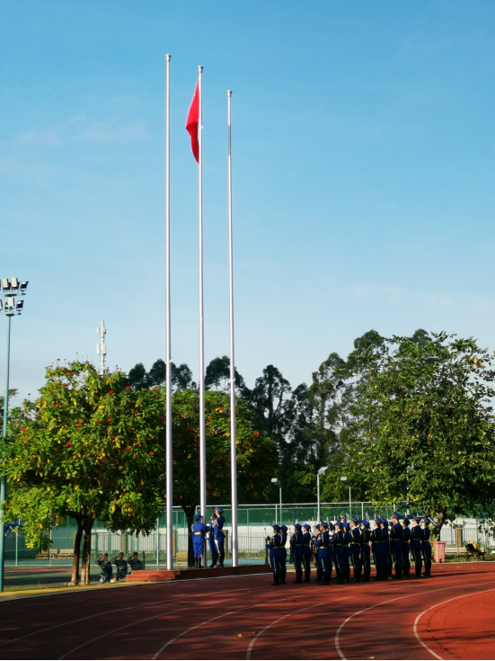 我校举行本学期首次升旗仪式