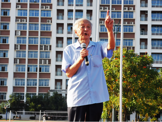 我校举行本学期首次升旗仪式